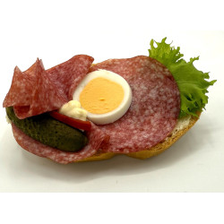 Obložený chlebík saláma